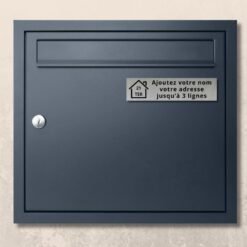 Plaque argent brossé à texte noir collée sur une boîte aux lettres anthracite
