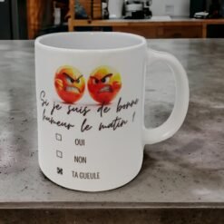 Mug humeur du matin posé sur un plan de travail en pierre
