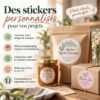 Stickers ronds personnalisés sur un pot de confiture, un sachet kraft et un carton
