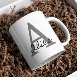 Mug personnalisé prénom Alice posé sur de la frisure kraft, idée cadeau