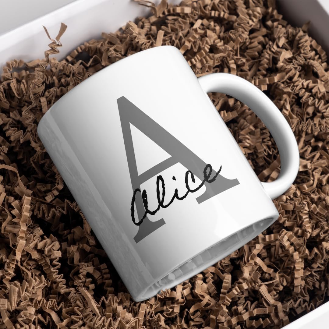 Mug personnalisé prénom Alice posé sur de la frisure kraft, idée cadeau