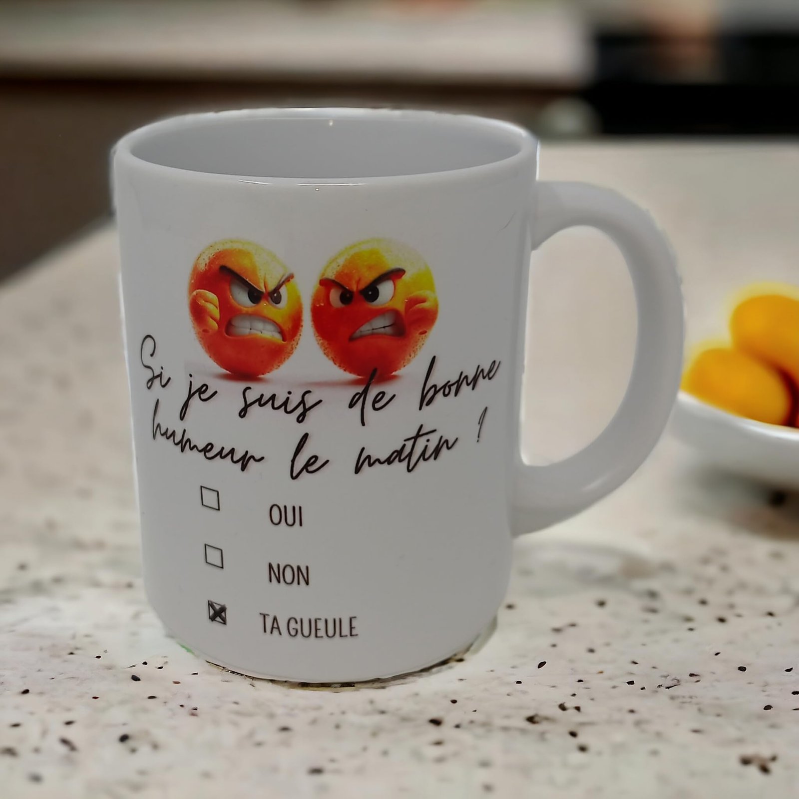 Mug humeur du matin dans une cuisine