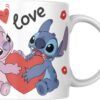 Mug Stitch et Angel tenant un grand cœur rouge avec le mot love