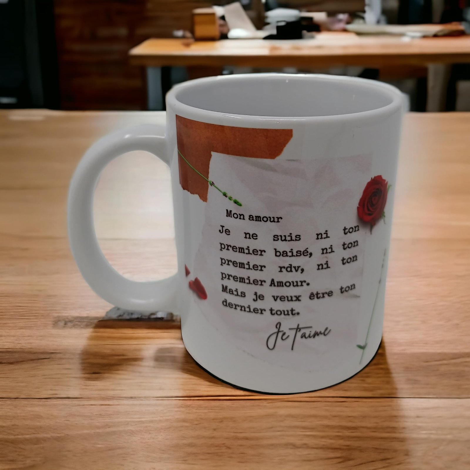 Mug lettre d’amour posé sur une table en bois