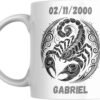 Mug signe astrologique Scorpion personnalisé : scorpion dans un médaillon circulaire, prénom et date de naissance
