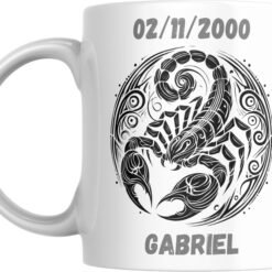 Mug signe astrologique Scorpion personnalisé : scorpion dans un médaillon circulaire, prénom et date de naissance