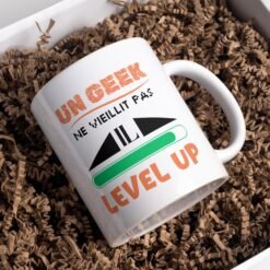 Mug geek posé dans de la frisure de papier kraft