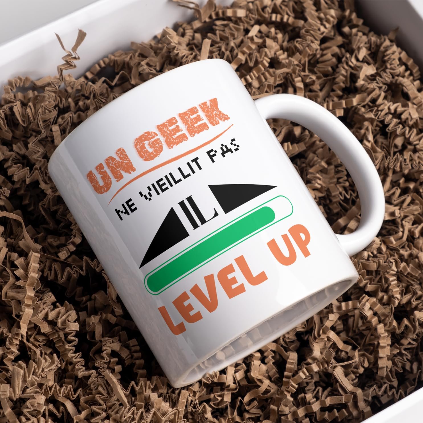 Mug geek posé dans de la frisure de papier kraft