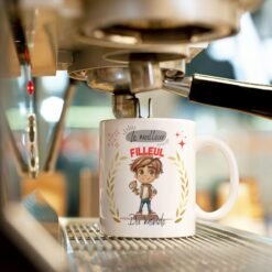 Mug meilleur filleul du monde sous une machine à café expresso