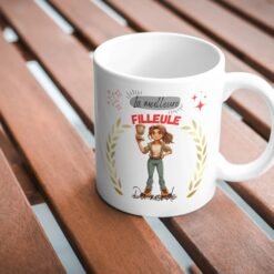 Mug meilleure filleule du monde posé sur une table en bois