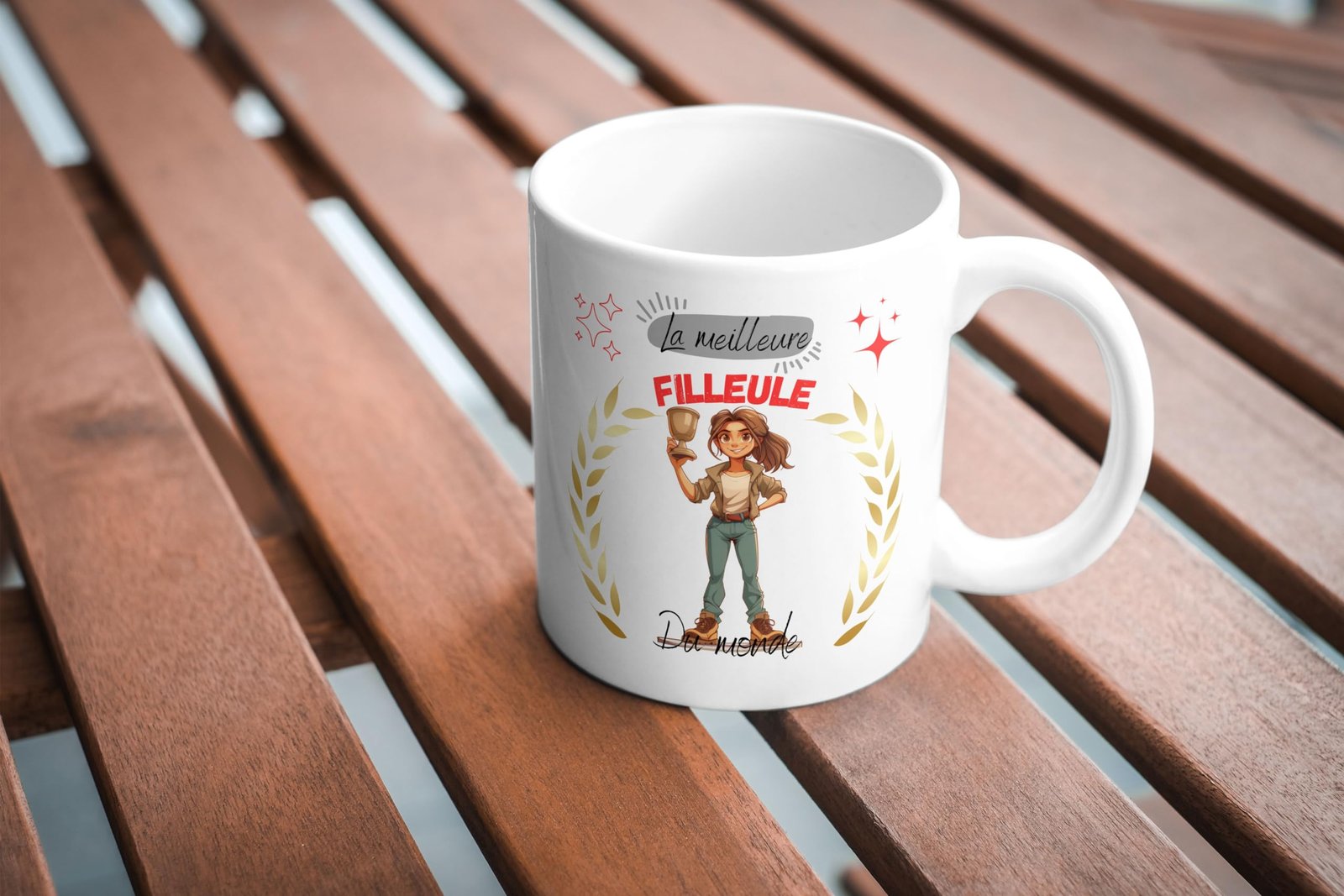 Mug meilleure filleule du monde posé sur une table en bois