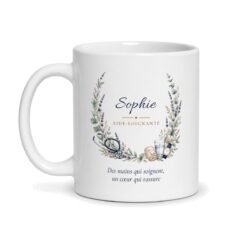 Tasse personnalisée aide-soignante au prénom Sophie, stéthoscope, lavande et montre en aquarelle