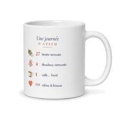 Dos de la tasse ATSEM, liste « Une journée d'ATSEM » : 27 lacets renoués, 4 doudous retrouvés, 1 café froid