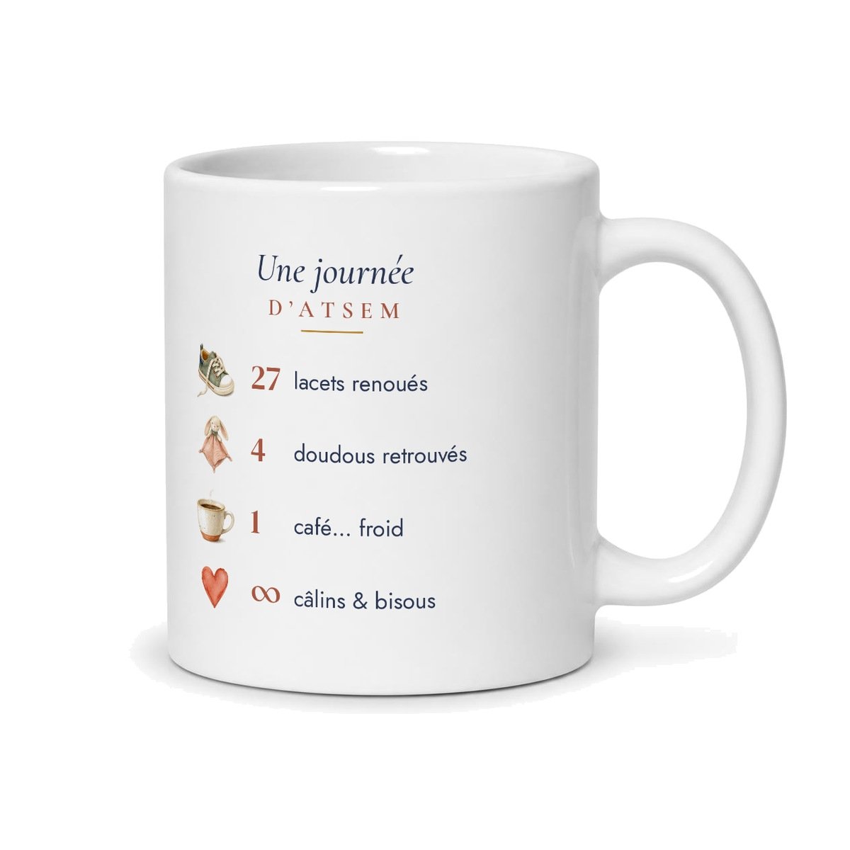 Dos de la tasse ATSEM, liste « Une journée d'ATSEM » : 27 lacets renoués, 4 doudous retrouvés, 1 café froid