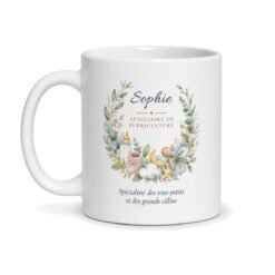 Mug auxiliaire de puériculture personnalisé au prénom Sophie, biberon, chaussons et nuage en aquarelle