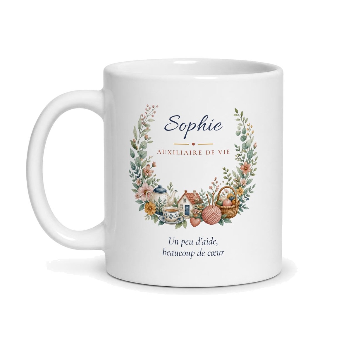 Tasse auxiliaire de vie personnalisée au prénom Sophie, fleurs, théière et maisonnette en aquarelle