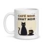 Mug chat noir, face avant : chat noir assis près d’une tasse de café noir, « Café noir, chat noir »