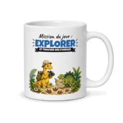 Mug dino « Le dino le plus fort, c’est Jade », face arrière : brachiosaure explorateur et stégosaure avec une carte, « Mission du jour : explorer »