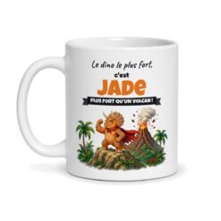 Mug dino « Le dino le plus fort, c’est Jade », face avant : tricératops en cape devant un volcan, prénom Jade