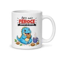 Mug dinosaure prénom « Attention, Léo-saure ! », face arrière : petit T-rex bleu qui mange un cookie, « Petit, mais féroce, surtout au goûter »