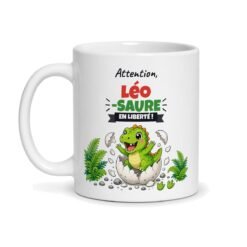 Mug dinosaure prénom « Attention, Léo-saure ! », face avant : bébé t-rex qui sort de son œuf, prénom Léo
