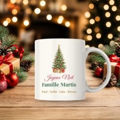 Mug Joyeux Noël Famille personnalisé nom et prénoms – mug sur une table de Noël