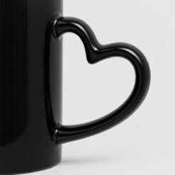 Anse en forme de cœur du mug magique noir