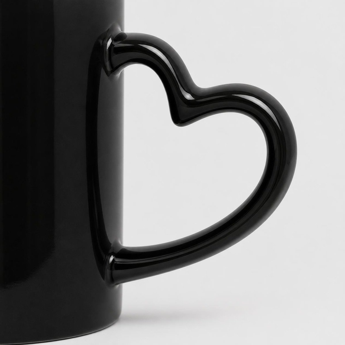 Anse en forme de cœur du mug magique noir