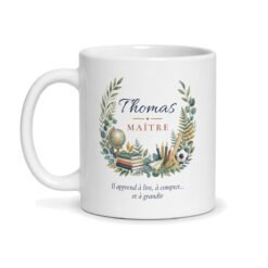Mug maître d'école personnalisé au prénom Thomas, globe, livres et ballon de foot à l'aquarelle