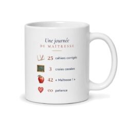 Verso du mug maîtresse : « Une journée de maîtresse » avec 25 cahiers corrigés et 3 craies cassées