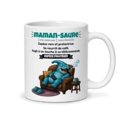 Mug Maman-saure personnalisé prénoms, face arrière : définition de la maman-saure et dino endormi dans son fauteuil