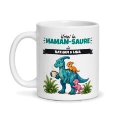 Mug Maman-saure personnalisé prénoms, face avant : maman-saure avec son café et ses deux petits dinos, prénom Nathan & Lina
