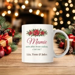 Mug Mamie Noël personnalisé prénoms petits-enfants – mug sur une table de Noël