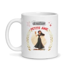 Mug « La meilleure petite amie du monde » – jeune femme en robe noire illustrée – mug personnalisé
