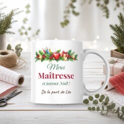 Mug Merci Maîtresse Noël personnalisé – mug sur une table de Noël