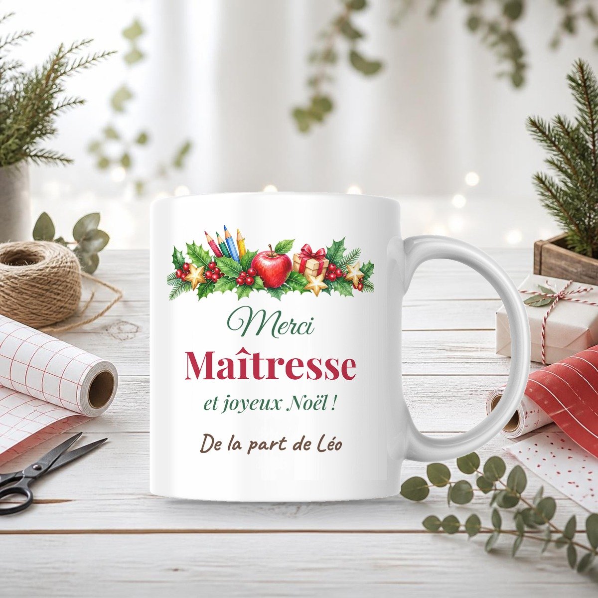 Mug Merci Maîtresse Noël personnalisé – mug sur une table de Noël