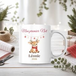 Mug Mon premier Noël personnalisé prénom – mug sur une table de Noël
