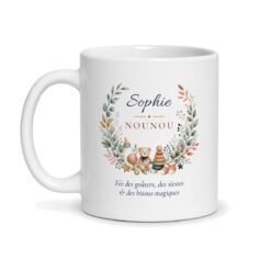 Mug nounou personnalisé avec le prénom Sophie dans une couronne aquarelle d'ourson, de hochet et de biberon