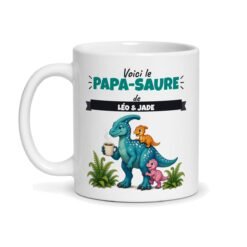 Mug Papa-saure personnalisé prénoms, face avant : papa-saure avec son café et ses deux petits dinos, prénom Léo & Jade