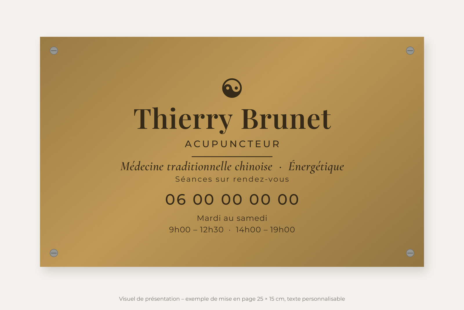 Plaque acupuncteur personnalisée en plexiglas or vieilli 25 × 15 cm, exemple au nom de Thierry Brunet