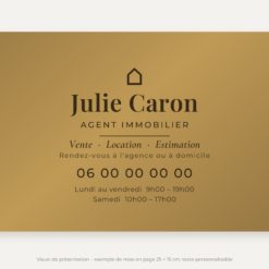 Plaque agent immobilier personnalisée en plexiglas or vieilli 25 × 15 cm, exemple au nom de Julie Caron