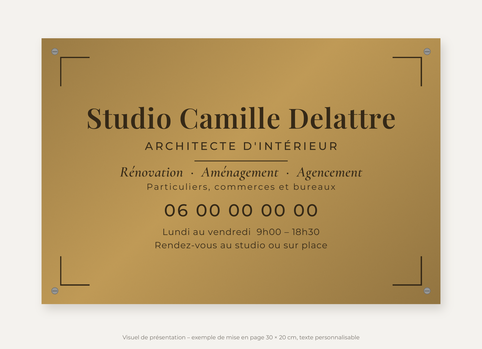 Plaque architecte d'intérieur personnalisée en plexiglas or vieilli 30 × 20 cm, exemple au nom de Studio Camille Delattre