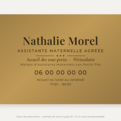 Plaque assistante maternelle personnalisée en plexiglas or vieilli 25 × 15 cm, exemple au nom de Nathalie Morel