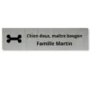 Plaque boîte aux lettres chien humour argent brossé gravée « Chien doux, maître bougon » et Famille Martin, avec un os