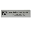 Plaque boîte aux lettres facteur humour argent brossé gravée « Que du bon, cher facteur » et Famille Martin, avec une enveloppe et un cœur