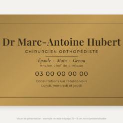 Plaque chirurgien personnalisée en plexiglas or vieilli 25 × 15 cm, exemple au nom de Dr Marc-Antoine Hubert
