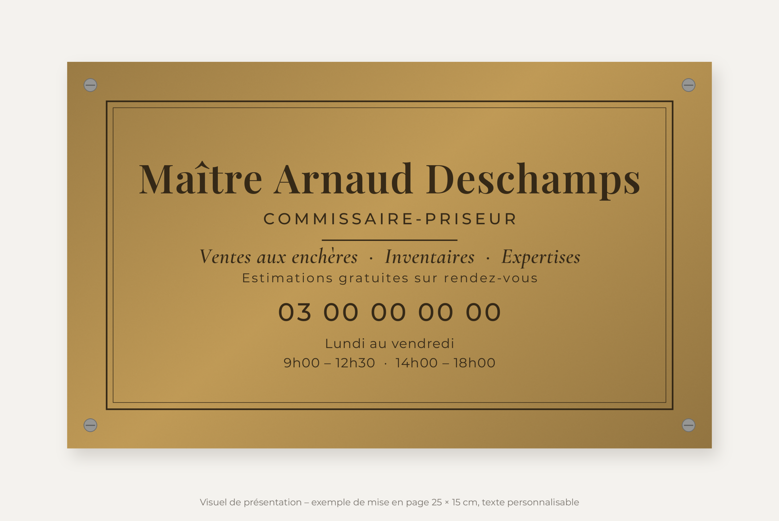 Plaque commissaire-priseur personnalisée en plexiglas or vieilli 25 × 15 cm, exemple au nom de Maître Arnaud Deschamps