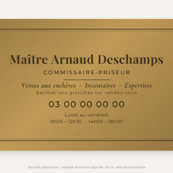 Plaque commissaire-priseur personnalisée en plexiglas or vieilli 30 × 20 cm, exemple au nom de Maître Arnaud Deschamps