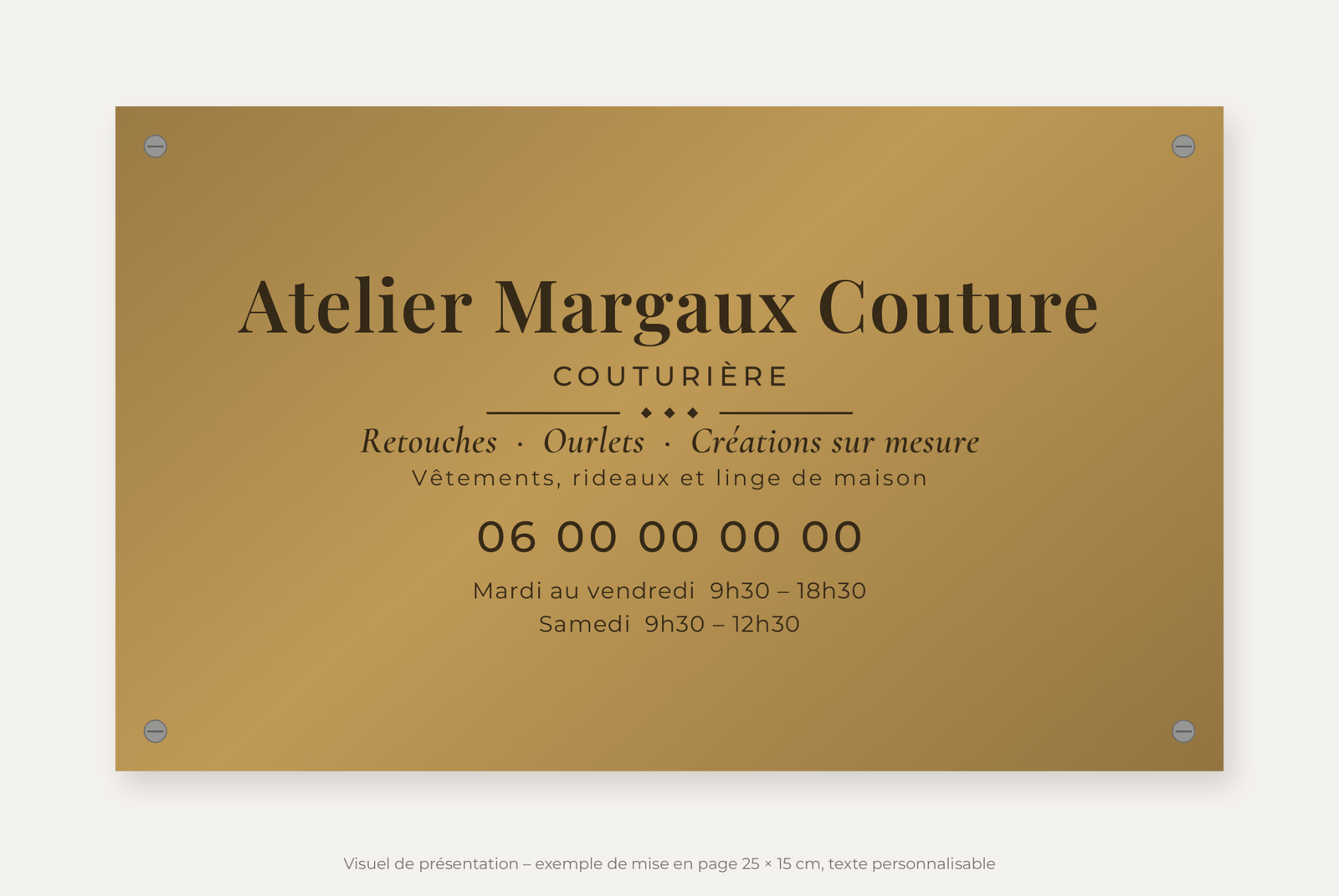 Plaque couturière personnalisée en plexiglas or vieilli 25 × 15 cm, exemple au nom de Atelier Margaux Couture