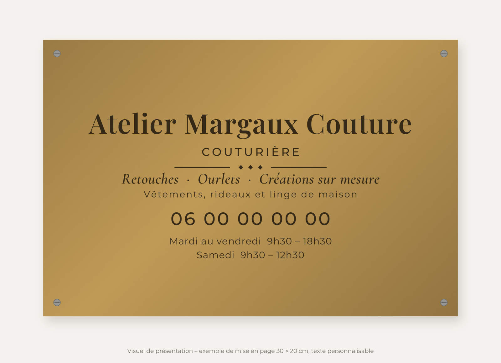 Plaque couturière personnalisée en plexiglas or vieilli 30 × 20 cm, exemple au nom de Atelier Margaux Couture